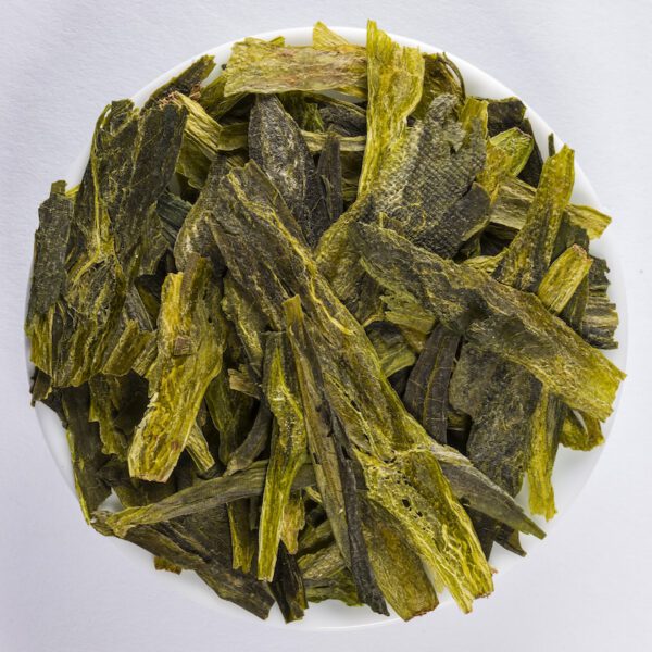 China Tai Ping Hou Kui, Der spezielle Welk- und Trocknungsprozess mit Hitze ist einzigartig, die weitere Verarbeitung erfordert viel Geschick. Wenn sich die Blätter am Busch entfalten, nehmen sie den Duft der umliegenden wilden Orchideen auf. Das fertige Teeblatt wird aufrecht im Glas stehend getrunken.