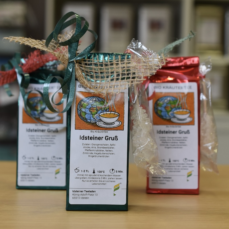 Idsteiner Gruß – Kräutertee-Geschenkset 1 Idsteiner Gruß – Kräutertee-Geschenkset Ein Stück Idstein zum Verschenken: Bio-Kräutertee ohne Zucker oder Aroma, mit feinem Kandis-Stick.